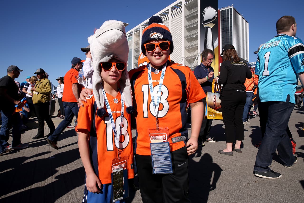 Miles de fanáticos se dieron cita en el estadio Levi’s para disfrutar del Super Bowl 50, el evento deportivo más costoso en la historia de EEUU.