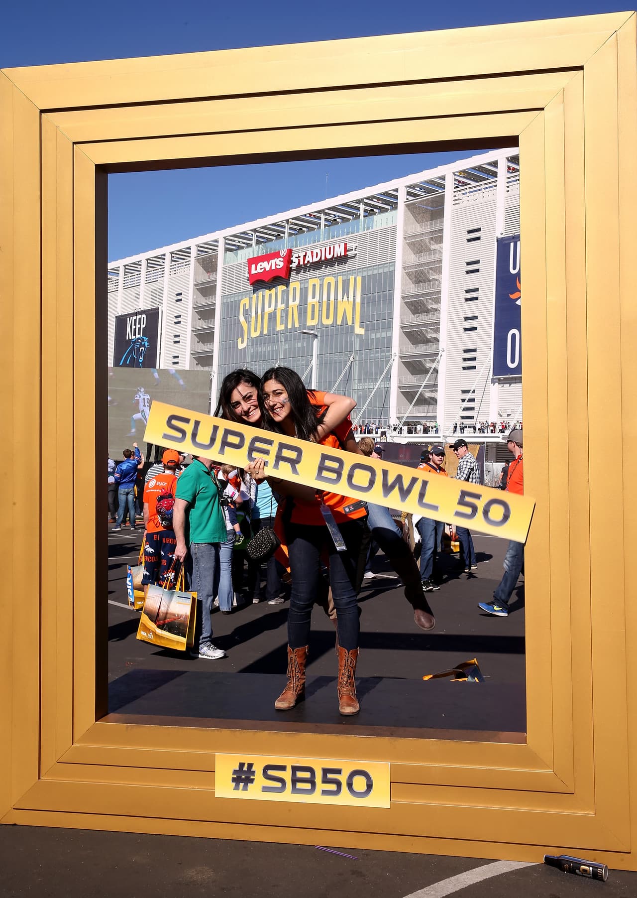 Miles de fanáticos se dieron cita en el estadio Levi’s para disfrutar del Super Bowl 50, el evento deportivo más costoso en la historia de EEUU.