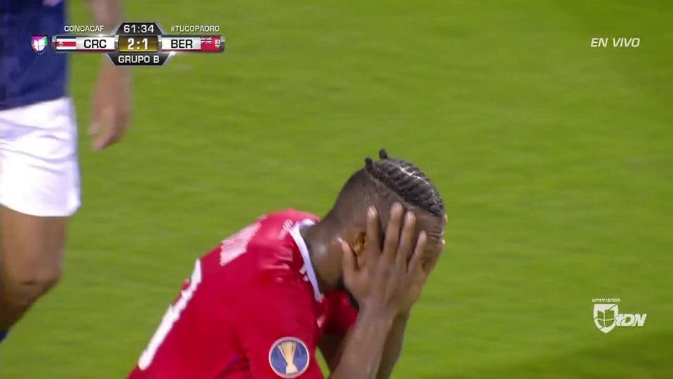 Tiro desviado de Kendall Waston