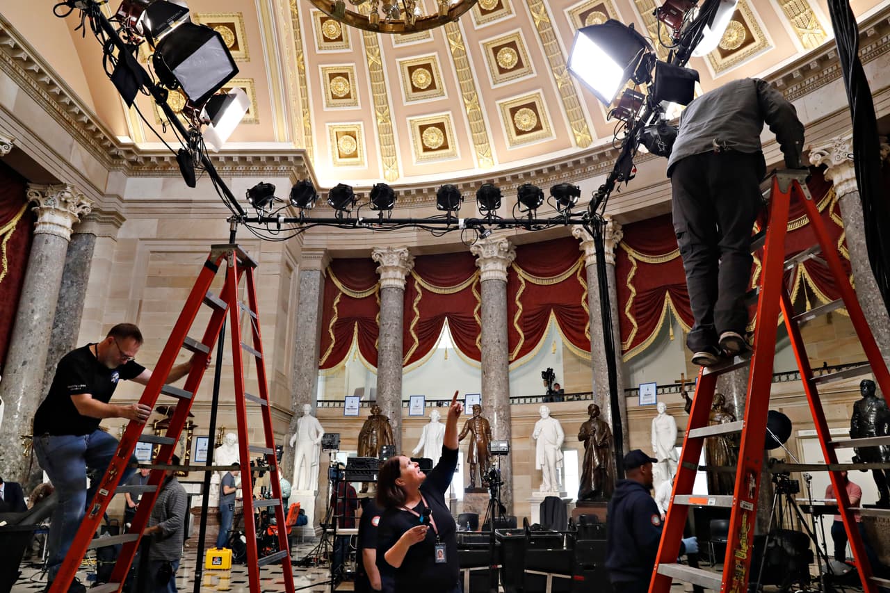 Los técnicos de televisión instalan luces especiales para la transmisión del discurso del Estado de la unión en el Capitolio. Donald Trump se dirigirá al país a pocos días de que finalizara el cierre temporal de gobierno más largo de la historia.