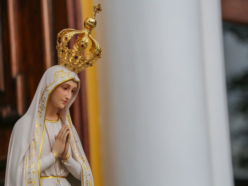 La Virgen María también habría pedido la construcción de una capilla en el lugar, que sería el principio del actual Santuario de Fátima, recinto visitado por millones de turistas y católicos alrededor del mundo.
