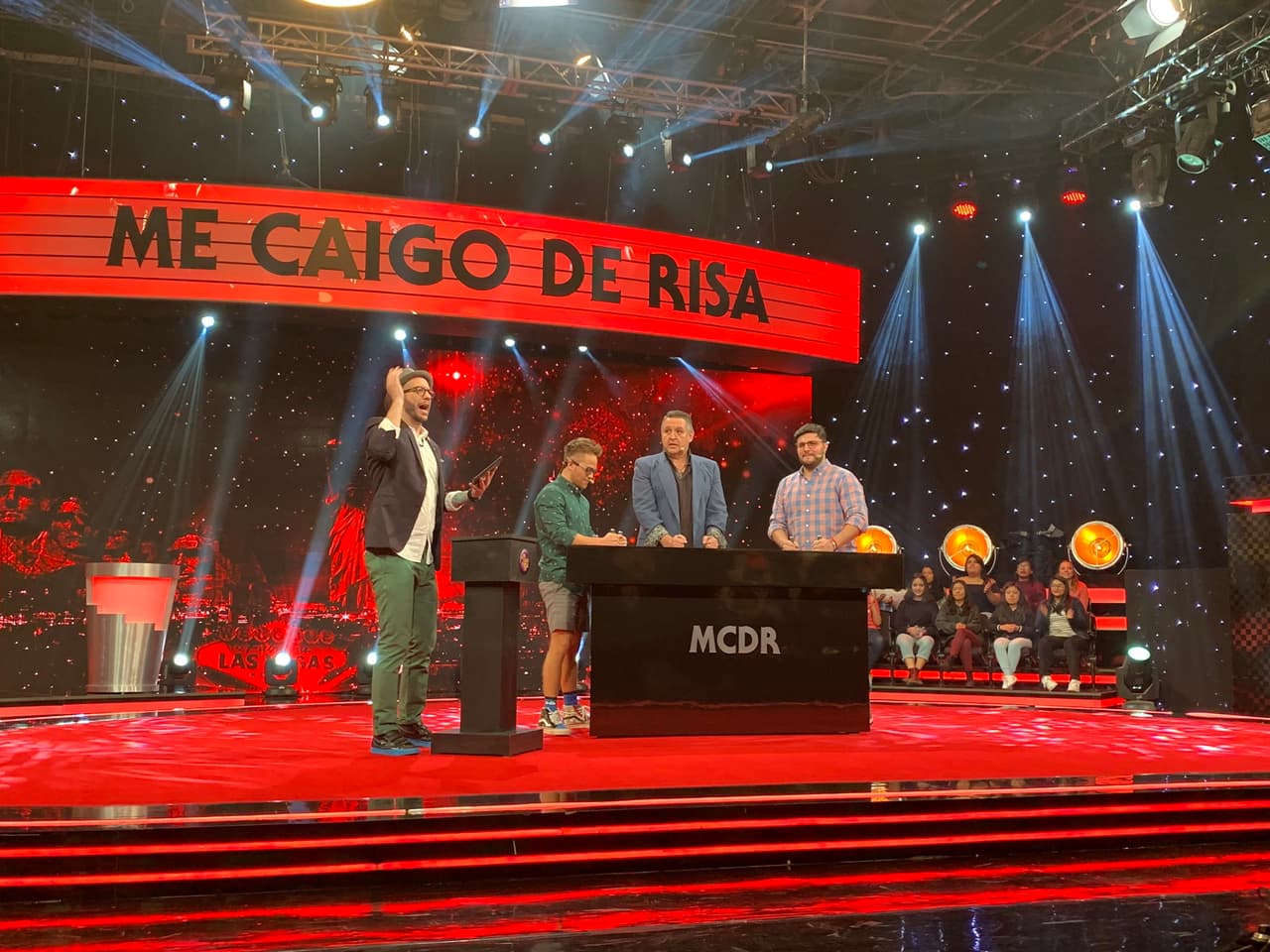 El siguiente en subir al escenario fue Pablo, quien junto con Yurem y Paul participó en 'Caricaturas eléctricas'. Después de adivinar varios nombres de presidentes de Estados Unidos, el joven comediante conocido como 'El azote de las viejitas' perdió. El público pidió toques.
<a href="https://www.univision.com/shows/me-caigo-de-risa/alla-voy-salma-hayek-grita-mela-a-la-hora-de-ceder-al-castigo-de-caricaturas-electricas-video" target="_blank">Tras ser enviado al sillón de la vergüenza, Mela fue llamada al centro. Solo su futuro en Hollywood la motivó a participar en el juego</a>.