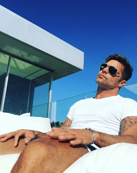 Alguien que nació en uns isla, sabe que tiene de protegerse y que además, las gafas le dan un estilo diferente.