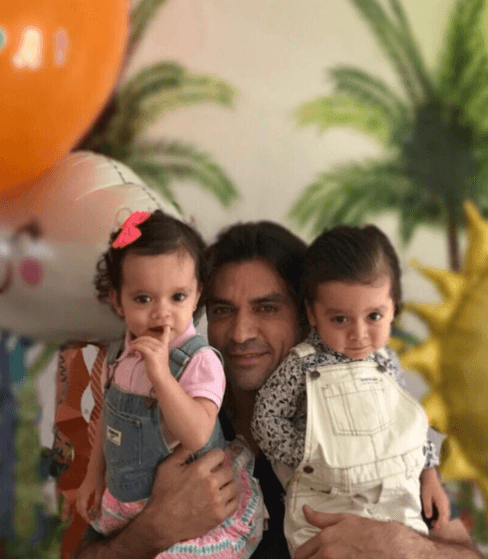 Los mellizos Máxima y León nacieron en 2016 y se han convertido en la adoración del actor que actualmente tiene 48 años de edad.