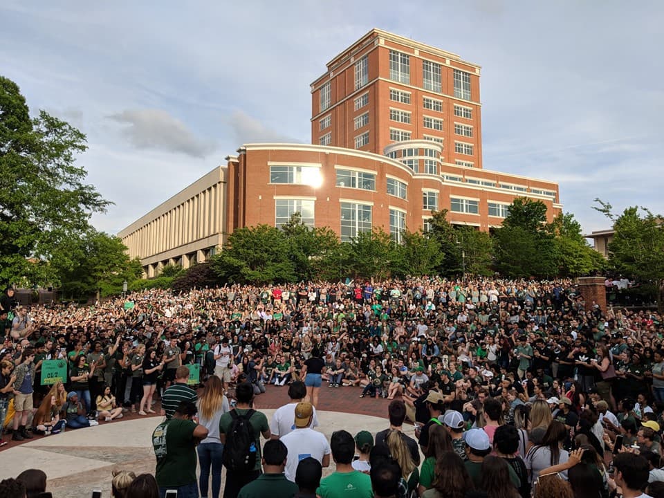Más de 9 mil personas se congregaron en una vigilia el 1 de mayo en la UNCC