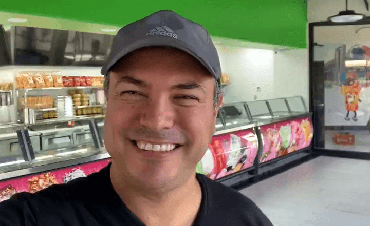 Sergio Catalán en su heladería La Michoacana Premium Newhall