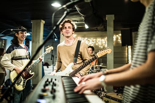 Asimismo, se recomienda establecer reuniones de equipo previas para reiterar las políticas relacionadas con la seguridad del personal. Los establecimientos deben reiterar el uso de mascarillas.