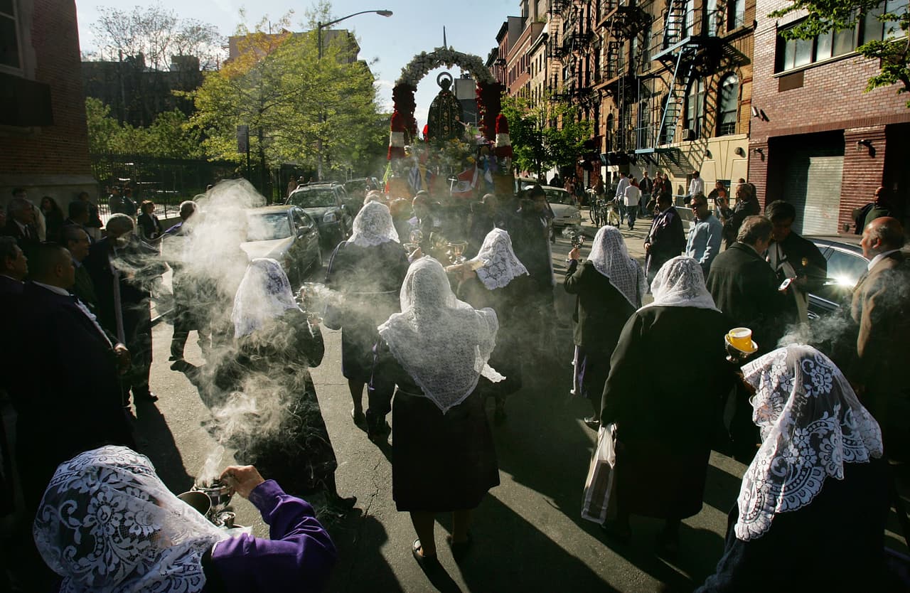 Cumplía bien su oficio, sobre todo con los pobres, y aprovechaba la ocasión para hablarles de Dios. Era tal su bondad que conmovía a todos y se hizo de grandes amigos y fama por la ciudad. Por el día trabajaba, mientras que por la noche se dedicaba a la oración.