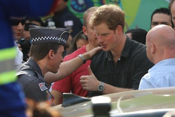 Al despedirse del barrio alcanzó a cruzar unas palabras con un policía.