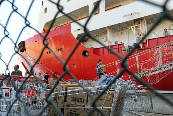 Las autoridades australianas indicaron que la búsqueda con radares del avión malasio desaparecido el pasado 8 de marzo con 239 personas a bordo ha sido infructuosa y replantearon una "estrategia visual" para localizar los posibles restos del aparato en el océano Índico. Dos aeronaves con "observadores entrenados" asomados a las ventanillas rastrean una zona de la extensión de la península Ibérica al suroeste de Australia, mientras otras dos se encuentran en camino para peinar la región donde ayer fueron detectados en unas imágenes de satélite dos objetos que podrían pertenecer a la aeronave. Un avión P3 Orion de las Fuerzas Aéreas australianas regresó este viernes a su base después de sobrevolar sin resultados positivos el lugar, señaló Young. Tony Abbott, declaró que harán "todo lo posible" para encontrar y confirmar si los restos pertenecen al vuelo MH370. "Ahora mismo podrían ser unos contenedores que han caído de un barco, nosotros no sabemos", advirtió Abbott.