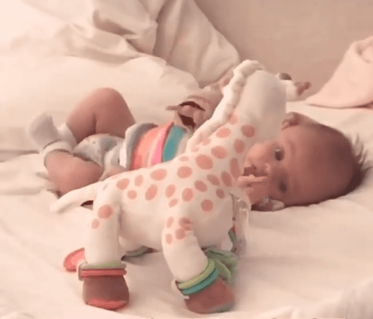 A través de Instagram Stories, los amorosos papás capturan memorables momentos de 
<b>Kailani</b>.