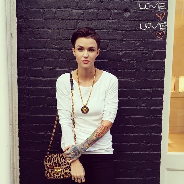 Bolsos cruzados de animal print, tenis con estampados curiosos o prendas con un diseño diferente son lo que Ruby Rose viste. Dependiendo del evento, a Ruby Rose le gusta combinar estilos.