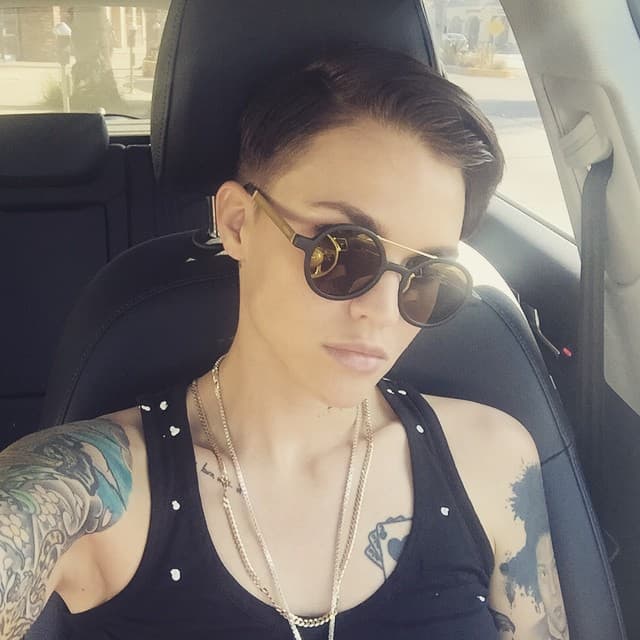 Los lentes oscuros son parte importante de su guardarropa: entre más originales y creativos, mejor.