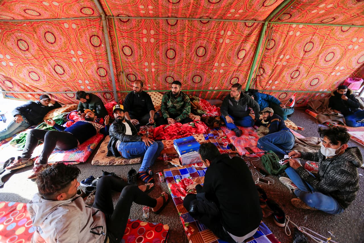 Manifestantes iraquíes y milicianos proIrán durante la acampada que hicieron frente a la embajada estadounidense en Bagdad la noche del 31 de diciembre.