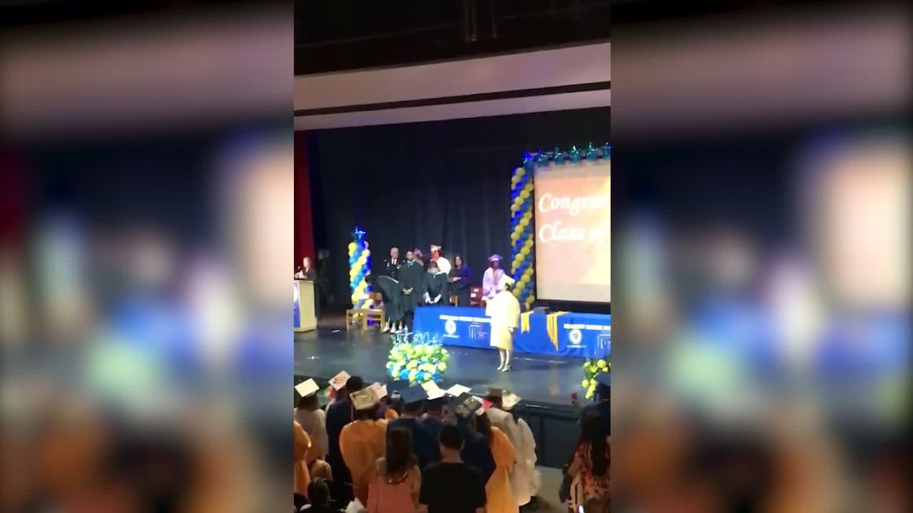 Este fue el momento cuando una directora de secundaria interrumpió a un estudiante durante su discurso de Saludatorian