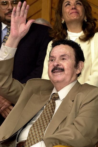 <h2 class="cms-H2-H2">Antonio Aguilar, Premio Lo Nuestro 2000</h2>
<br>
<b>Antonio Aguilar</b> es uno de los máximos ídolos de la canción ranchera, por eso le fue otorgado el Premio a la Excelencia en el año 2000.