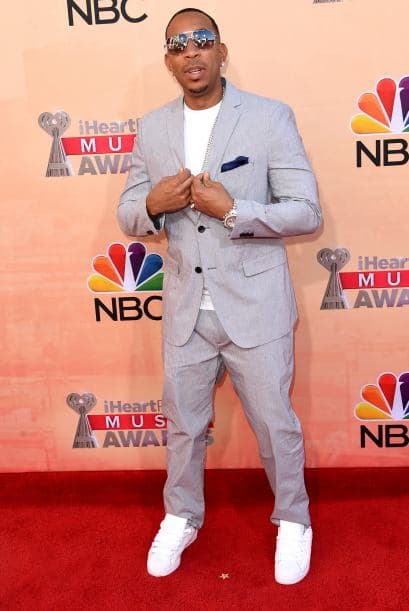 Ludacris llegó con un traje en color pastel, justo para la primavera.