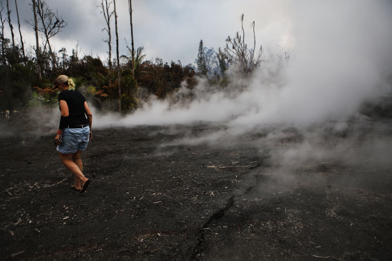 Stacy Welch, una residente de la zona afectada, inspecciona las fisuras ubicadas cerca de su casa en el vecindario de Leilani Estates.