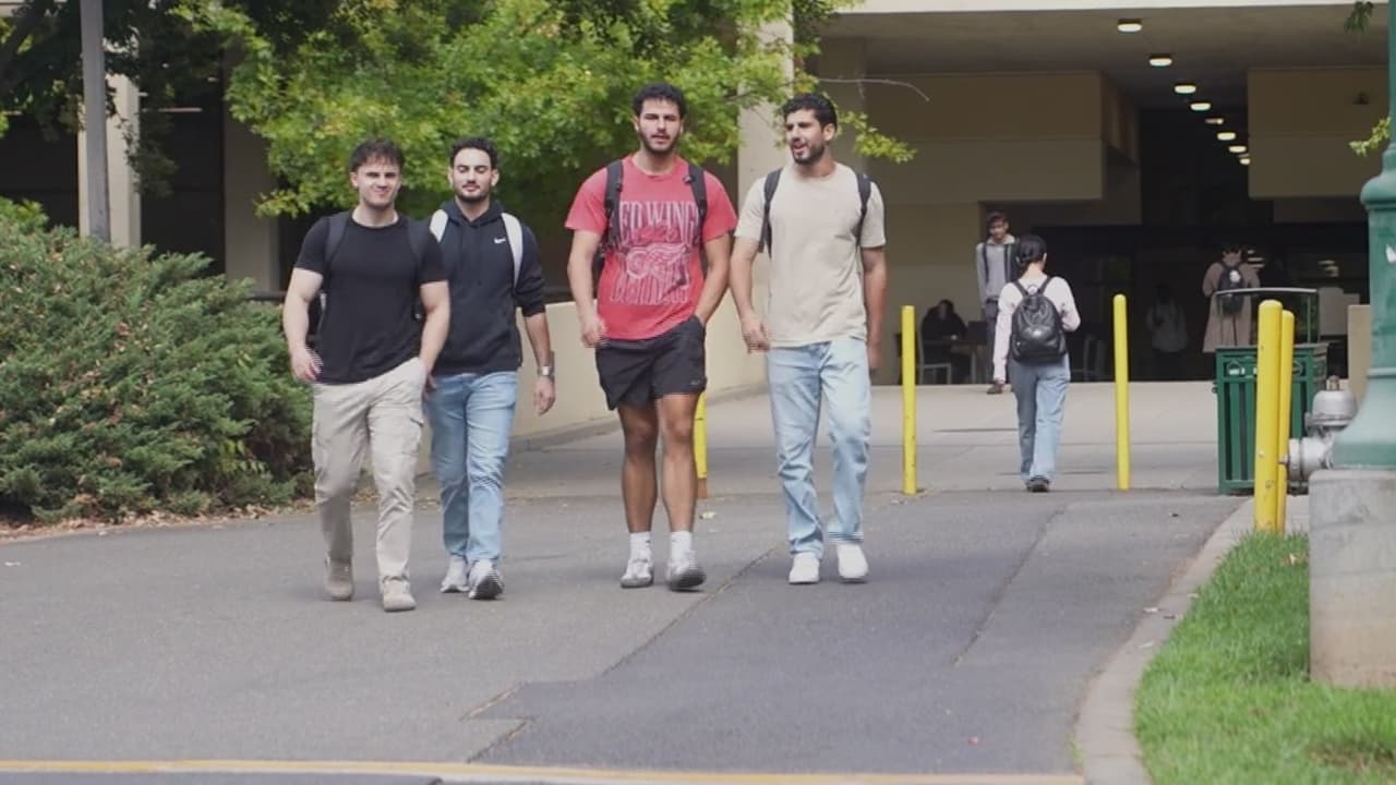 Generación Z elige carreras más estables: deuda, incertidumbre y menos pasantías en Sacramento