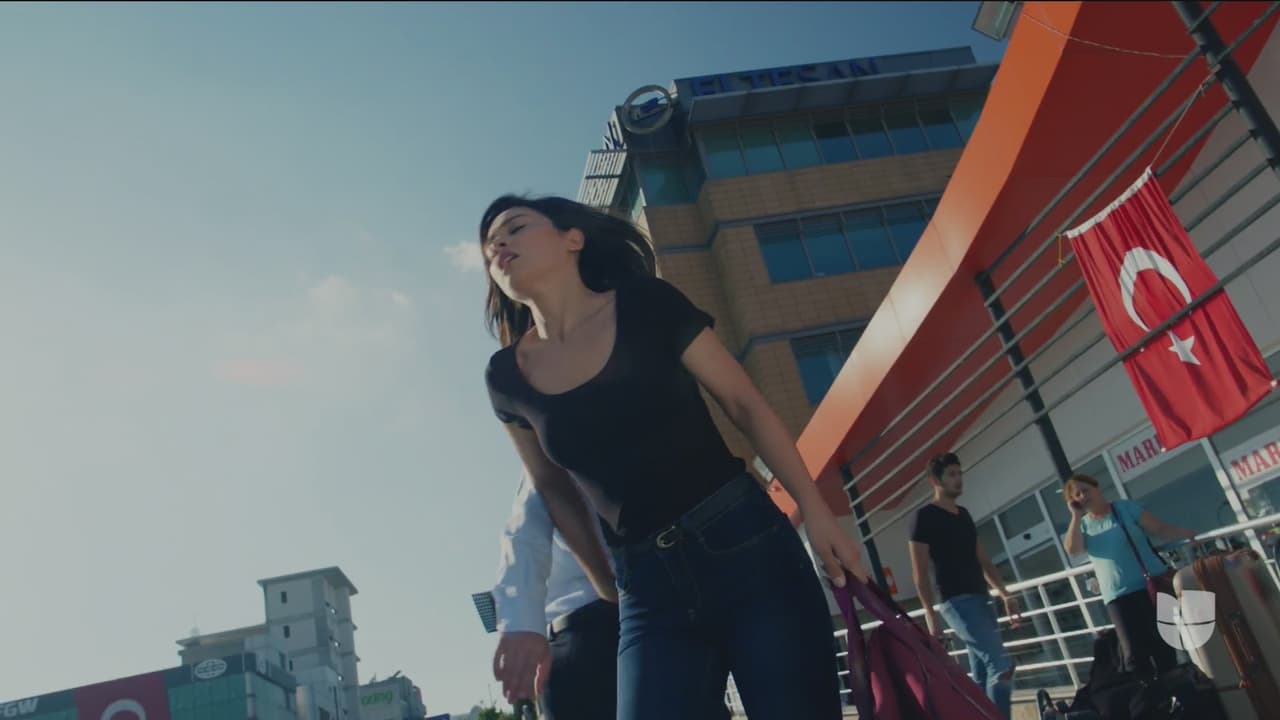 Mientras caminaba para abordar su transporte, un hombre chocó con ella, provocándole malestares.