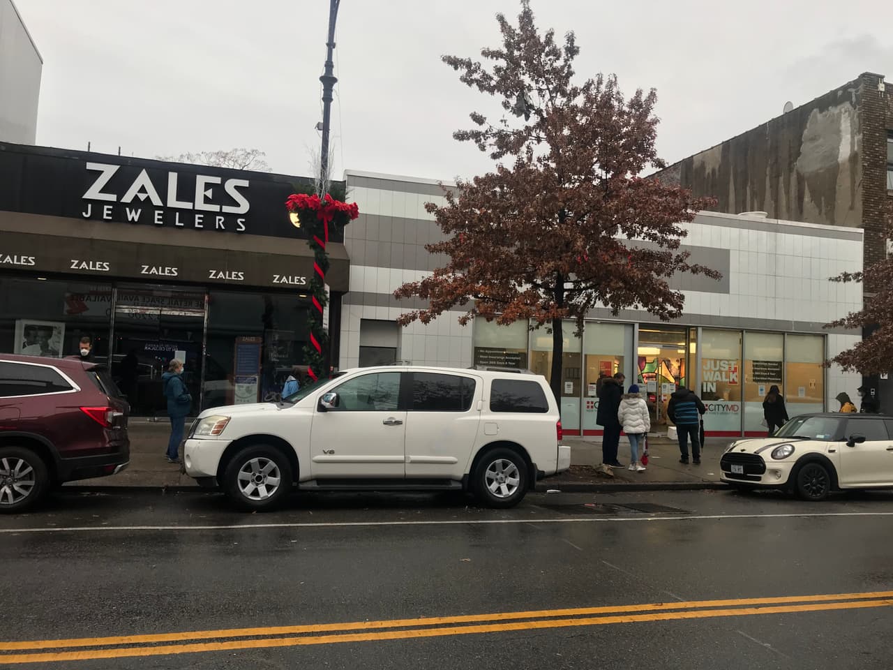 <a href="https://www.univision.com/local/nueva-york-wxtv/establecen-un-control-de-viajes-en-los-centros-de-transporte-de-nueva-york-previo-a-accion-de-gracias-video">Aquellos que viajen a estados que no limitan con Nueva York</a>, deberán completar un formulario desde y hacia donde se dirigen. Los que llegan, deberán realizar una cuarentena obligatoria por 14 días, o presentar una prueba con resultado negativo al momento de entrar en el estado.