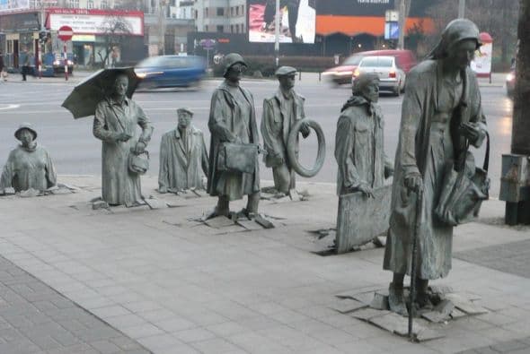 Transeúntes, Wroclaw (Polonia) -  Emotivo homenaje a la gente que ha tenido que emigrar por necesidad.
