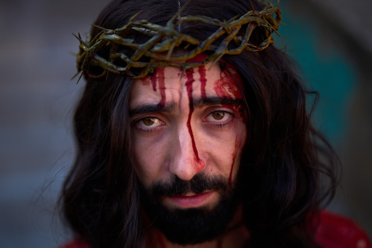 Un activista vestido de Jesús representa el dolor que viven los toros al ser asesinados en las corridas