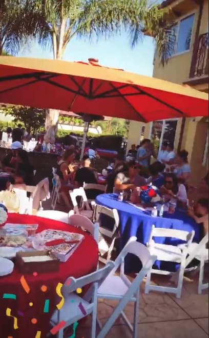 Por su parte, Lorenzo Méndez publicó otros videos del convivio que organizó Chiquis, en donde hasta un DJ se hizo presente.