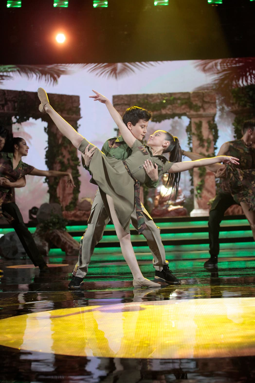 La última pareja de baile fue la de Yamil y Sara, que bailó al ritmo del tema 'Let the groove let in', de Justin Timberlake. El número causó diferencia de opiniones entre los jueces, Verónica Castro se entusiasmó con la coreografía, mientras que Miguel Bosé y Albertano aseguraron que fue la peor participación de Sara durante la competencia.