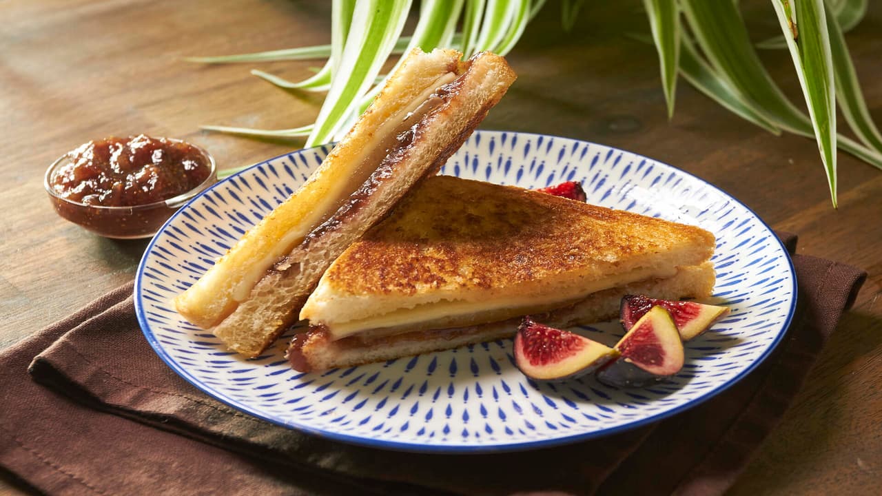Sándwich grillado con mermelada de higos