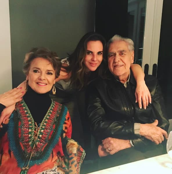 A pesar de la distancia, Kate del Castillo es muy unida a sus padres, quienes no dejan de visitarla en Los Ángeles, California cada vez que pueden.