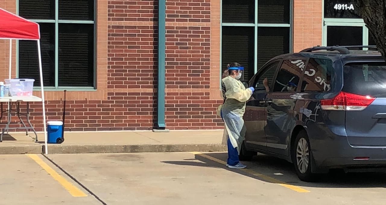 Las personas que no tienen seguro médico pagaron 100 dólares para que se les realizara el examen.