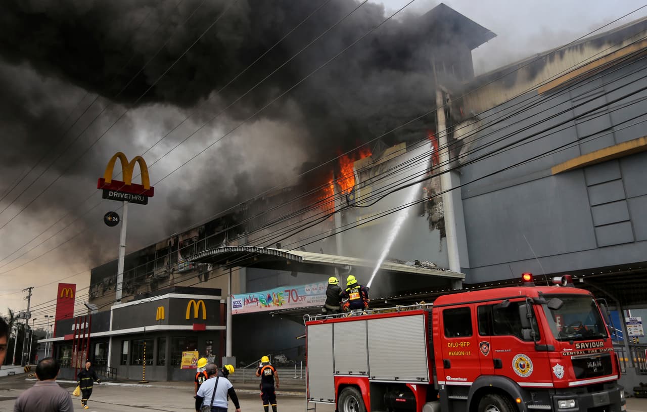 Al menos 37 muertos en incendio en un centro comercial del sur de Filipinas