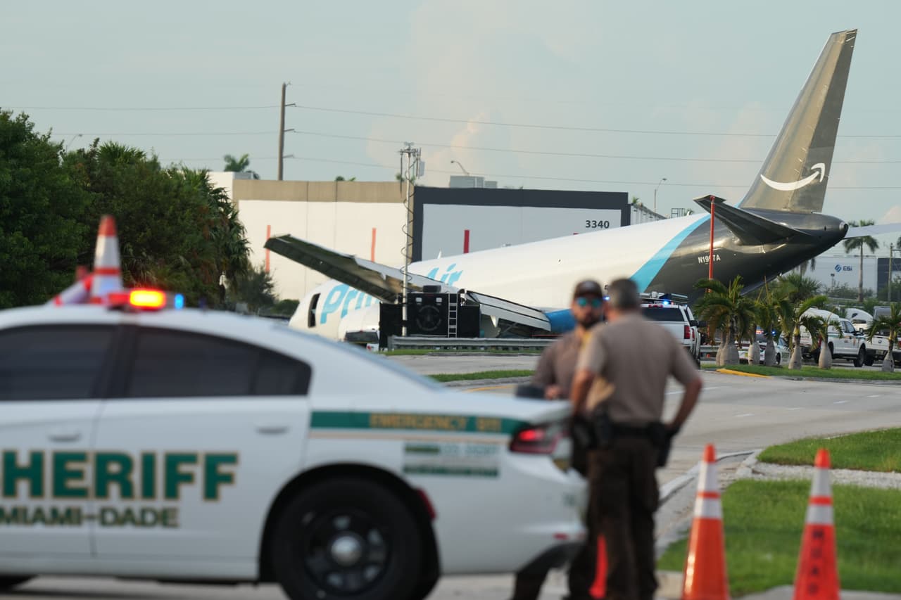 El 
<b>piloto y el copiloto del avión sobrevivieron </b>al accidente, al igual que los ocupantes de otros vehículos afectados, aseguró el jefe de Bomberos y Rescate de Miami-Dade, Ray Jadallah.