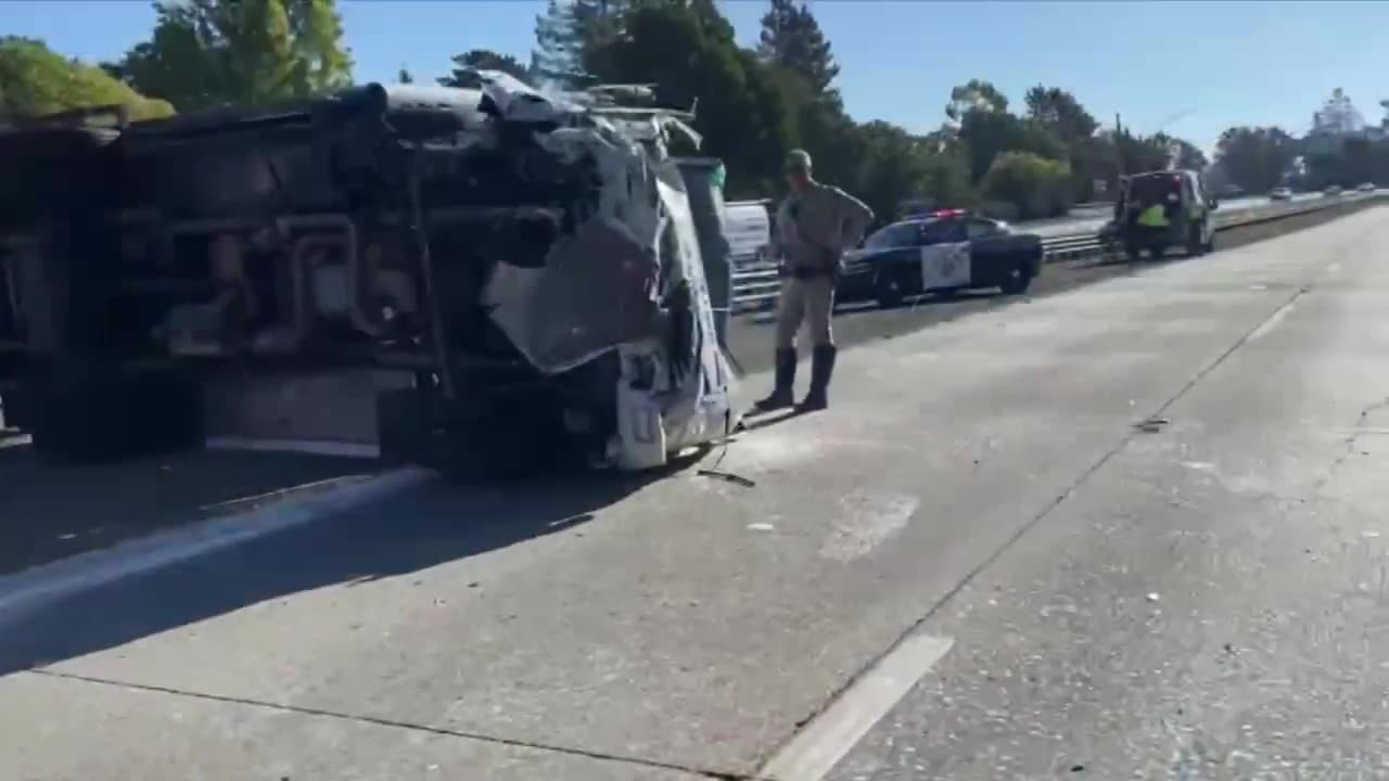 El chofer de un camión de Safeway impactó su auto y luego se estrelló con 4 más y volcó.
<br>