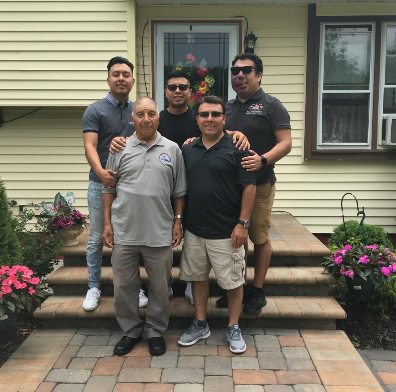 Para nuestro Jonathan Matías su papá, Filemón Matías, es su héroe, es un luchador incansable. “Mi papá llegó a Estados Unidos a los 15 años con el sueño de algún día tener un futuro brillante, no solo para el, también para su familia y lo ha logrado”, dijo Jon como cariñosamente le llamamos. “Gracias papá por ser el mejor padre del mundo, Gracias por enseñarme a mi, a mis hermanos lo que es alcanzar tus sueños, te amo”, compartió. 
<br>