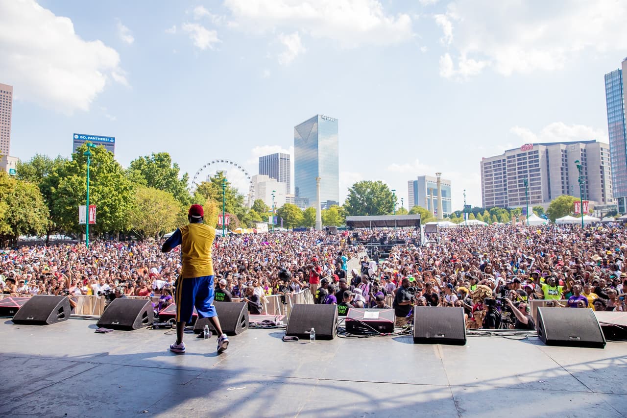<b><a href="https://onemusicfest.com/">One Music Fest (8 y 9 de octubre)</a></b>. Este festival anual de música al aire libre ha presentado actuaciones de Jill Scott, Dungeon Family, Common, De La Soul, Nas, Amel Larrieux y Snoop Dogg, por nombrar algunos. En su corto tiempo en escena, esta experiencia de música en vivo ahora atrae a miles de personas al Centennial Olympic Park.