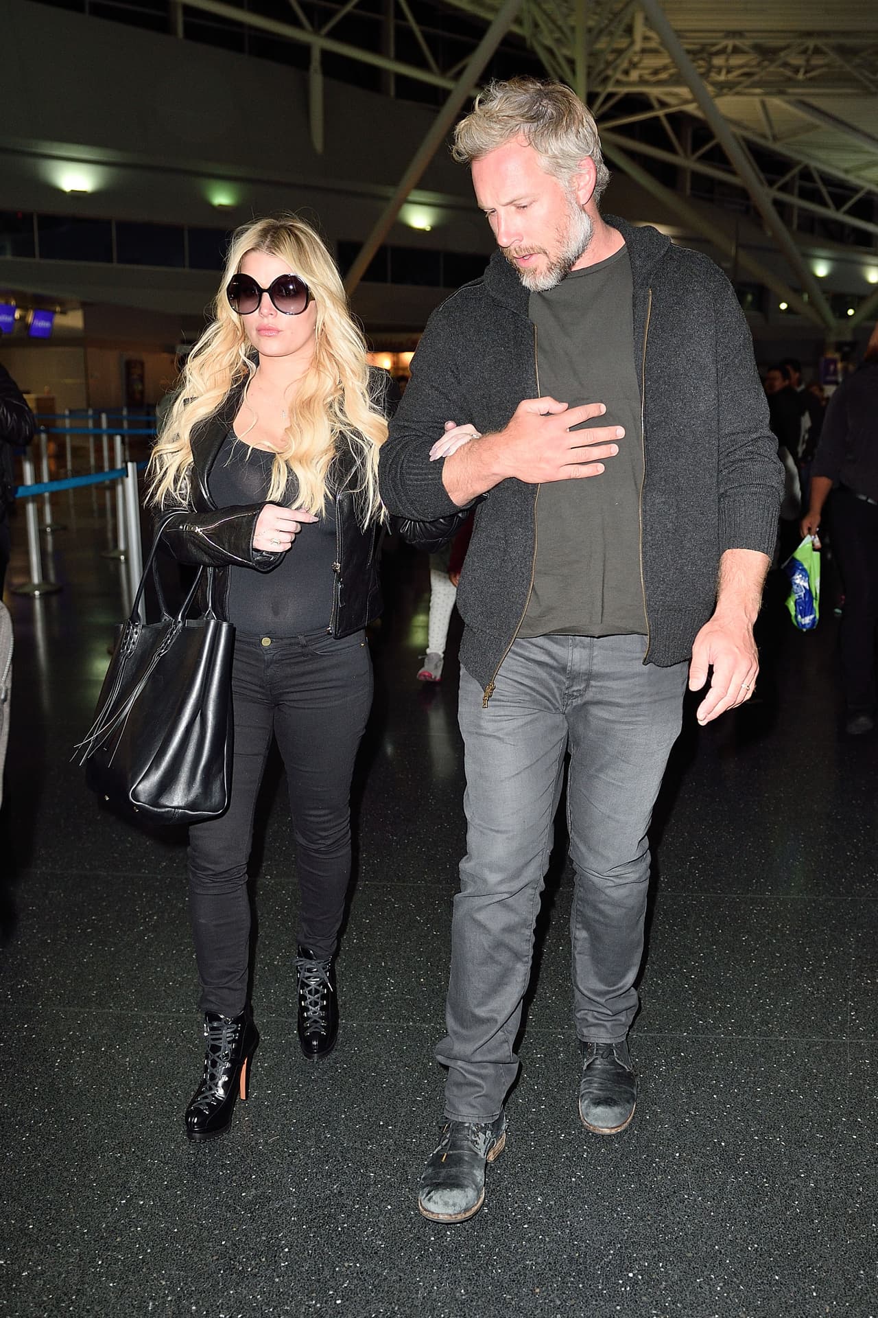 La cantante llegó con unos ajustados jeans y blusa pegadita.