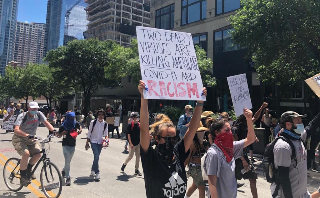 Autoridades exhortan a los participantes de protestas a realizarse pruebas de coronavirus 