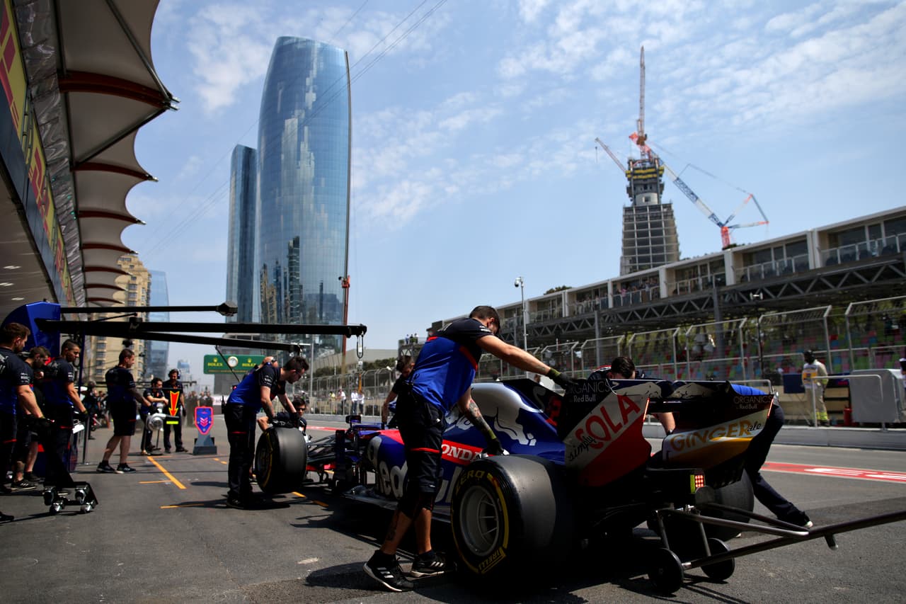 Charles Leclerc logró los mejores tiempos en las dos primeras sesiones libres en Azerbaiyán y en amboas estuvo seguido por su compañero de Ferrari Sebastian Vettel. Sergio 'Checo' Pérez no pasó del puesto 13 y la jornada contó con un incidente a 12 minutos de haber comenzado por una alcantarilla floja.