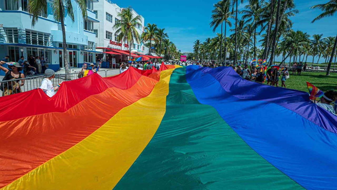 Piden regresar la sección LGBTQ+ al sitio de turismo Visit Florida
