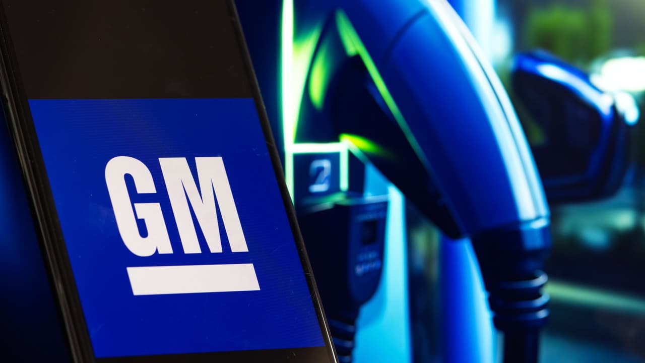 <h3 class="cms-H3-H3">Una comunidad que sigue en movimiento</h3>
<br>Para muchos residentes de Arlington, la planta de GM no es solo una fábrica: 
<b>es un símbolo de identidad, esfuerzo y arraigo. </b>Aunque la Escalade, uno de los vehículos más emblemáticos de la marca, se mudará a Michigan, 
<b>el corazón de la producción sigue latiendo en el norte de Texas.</b> Y para los trabajadores hispanos de la zona, la noticia trae tranquilidad: 
<b>los empleos se mantienen, la producción se ajusta y la historia continúa.</b>