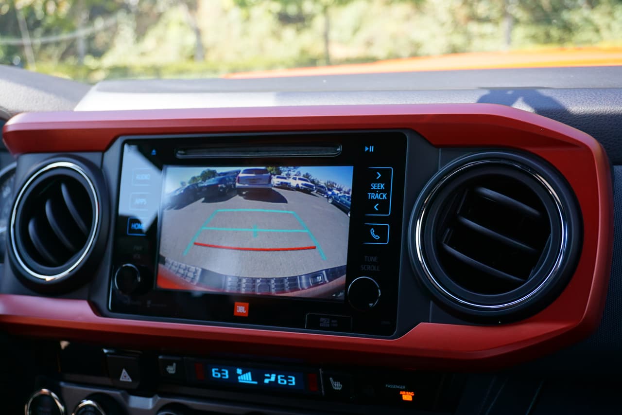 Detalle de la pantalla con la cámara retrovisora activada