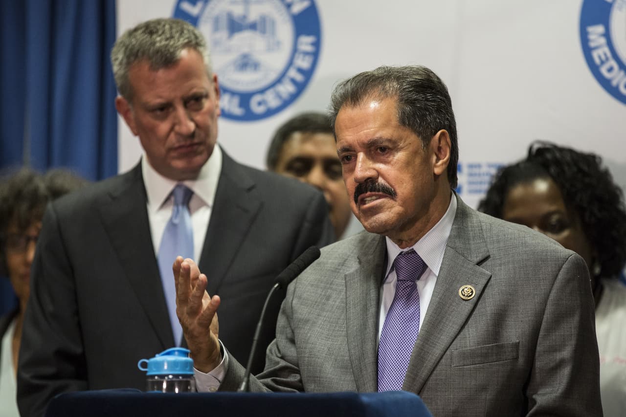 Jose Serrano (A la derecha) "El Presidente no tiene la autoridad para retener unilateralmente los fondos que el Congreso se ha apropiado. El bloqueo de estos fondos asignados por el Congreso a Ucrania fue ilegal", es el tuit del Comité de Apropiaciones de la Cámara de Representantes, y fue retuiteado por Serrano.