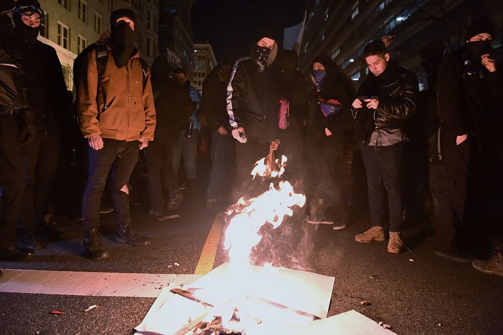 Algunos manifestantes prendieron fuego a algunos objetos fuera del National Press Building.