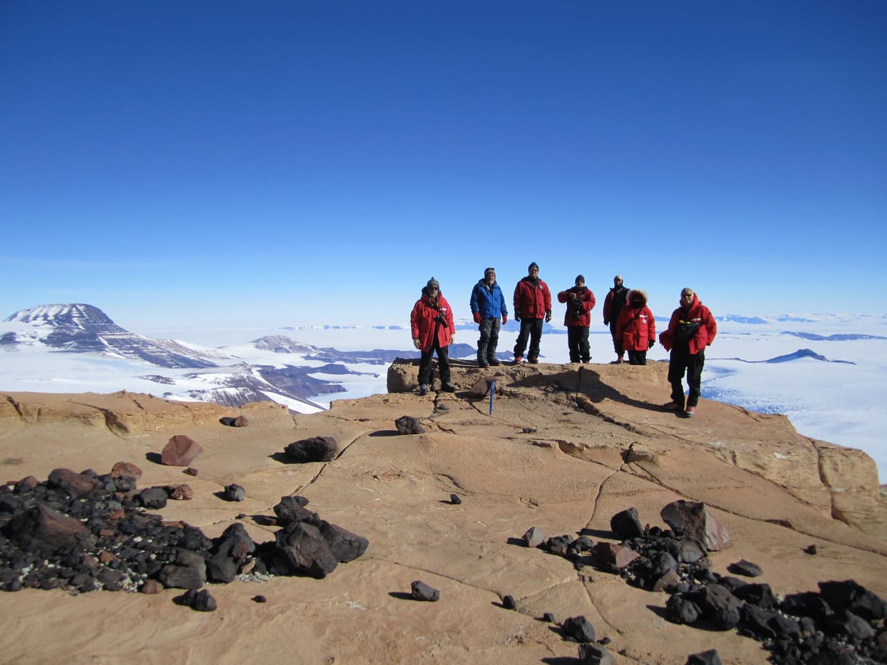 Todo comenzó con la expedición de este equipo de científicos a la Antártida en 2011. La foto fue tomada desde el monte Kirkpatric, a una elevación de 4,528 metros.
<br>