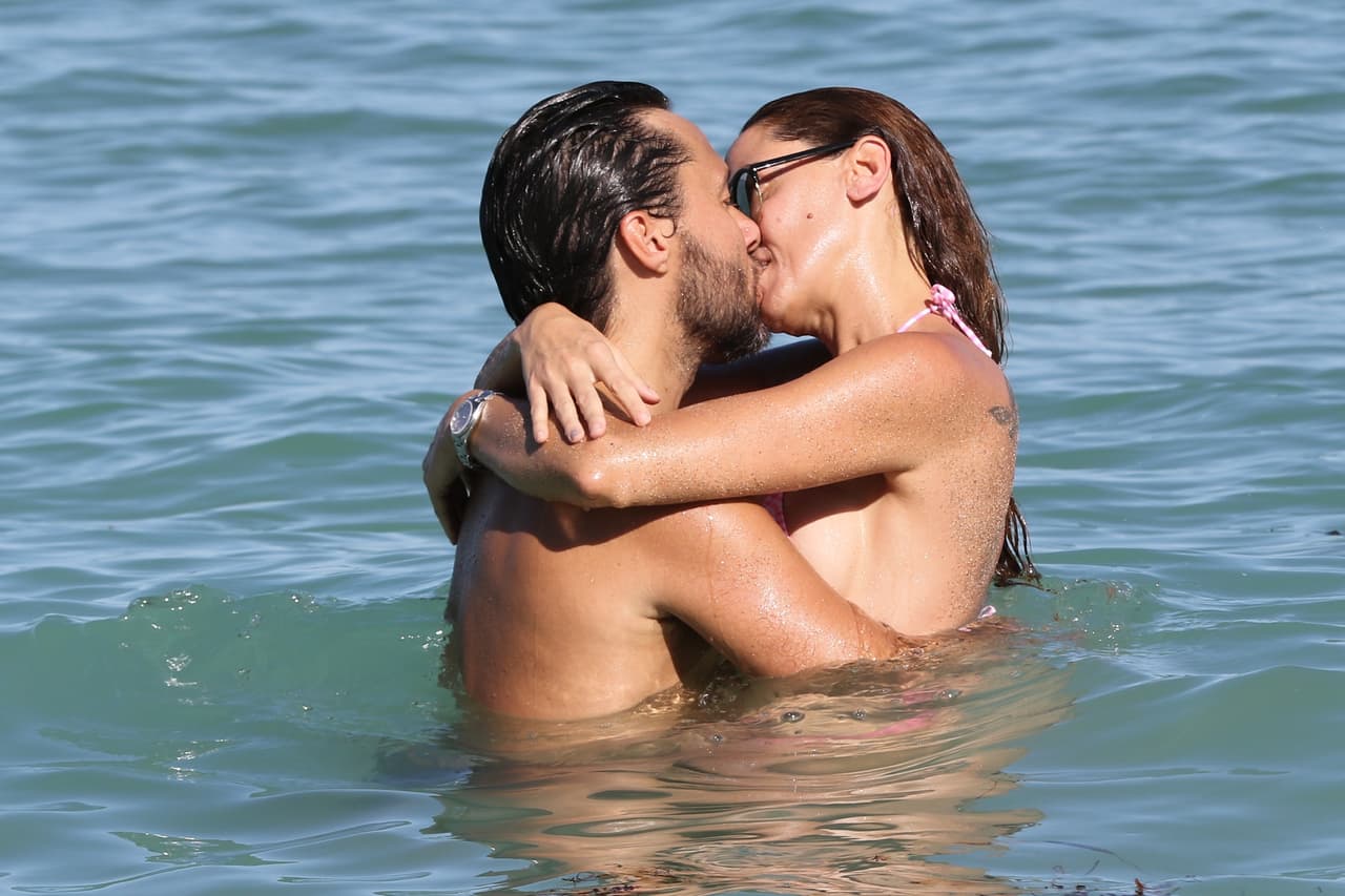 ¡Cuánta pasión! Ellos han sabido mantener muy viva la llama del amor.