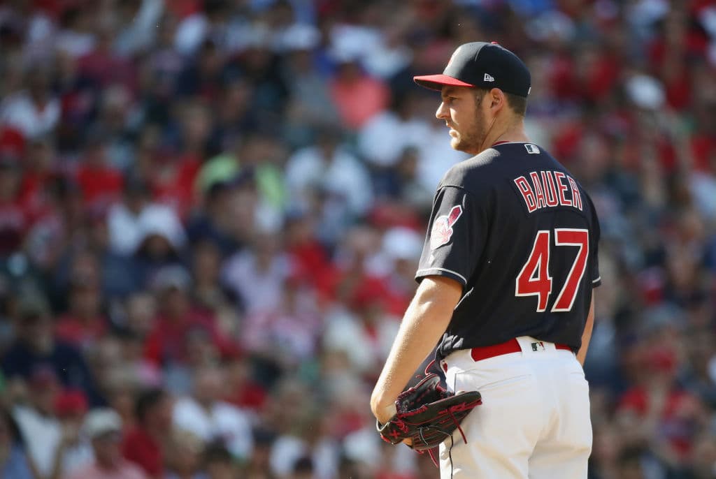 En el sexto inning llegó a relevar Trevor Bauer, usualmente abridor. Y salvo un sencillo, retiró el inning sin daño, pero en el séptimo las cosas dieron un vuelco.