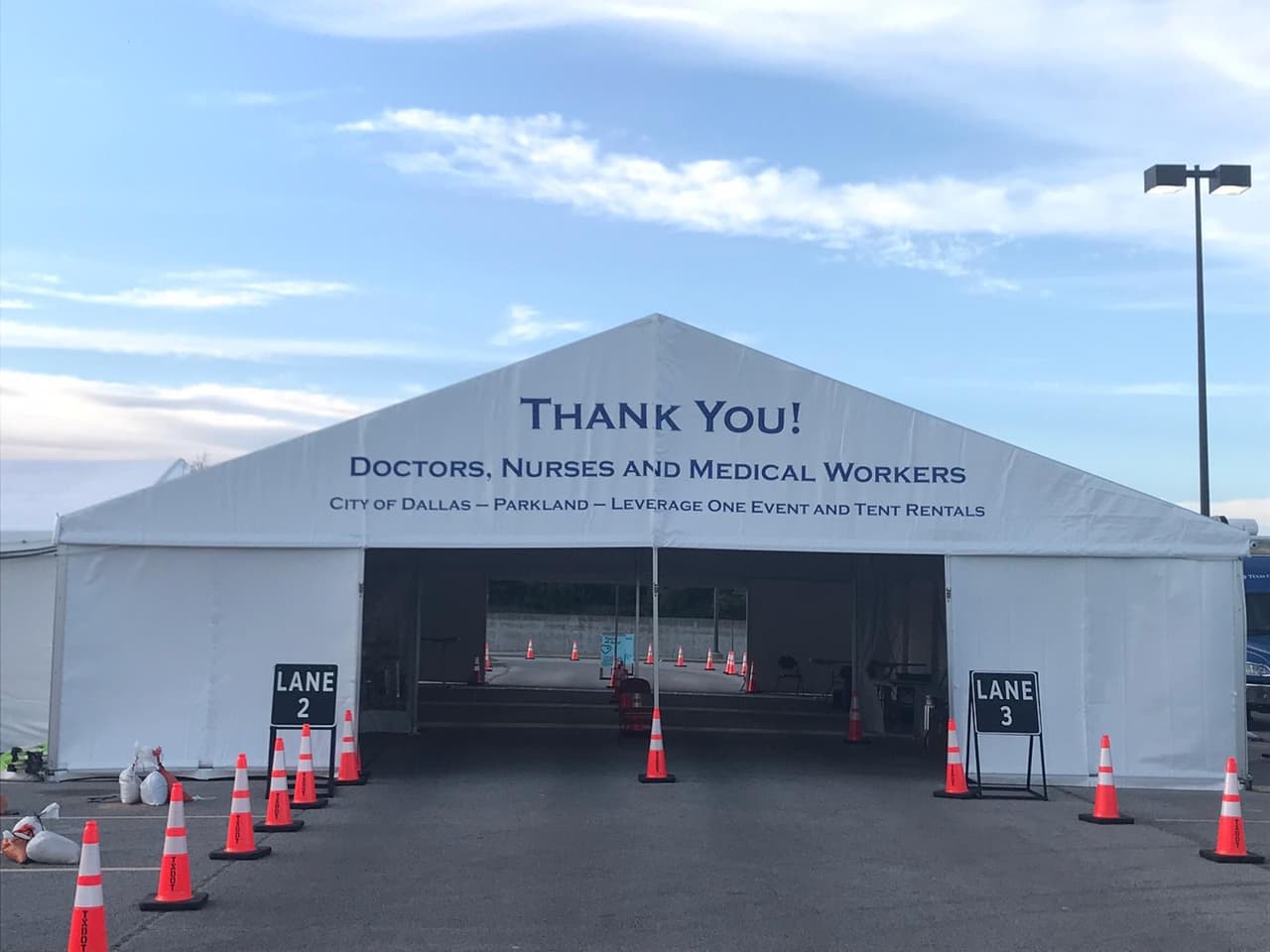 Alrededor de 30 trabajadores de la salud laboran en el centro de pruebas por autoservicio Ellis Davis Field House en Dallas.