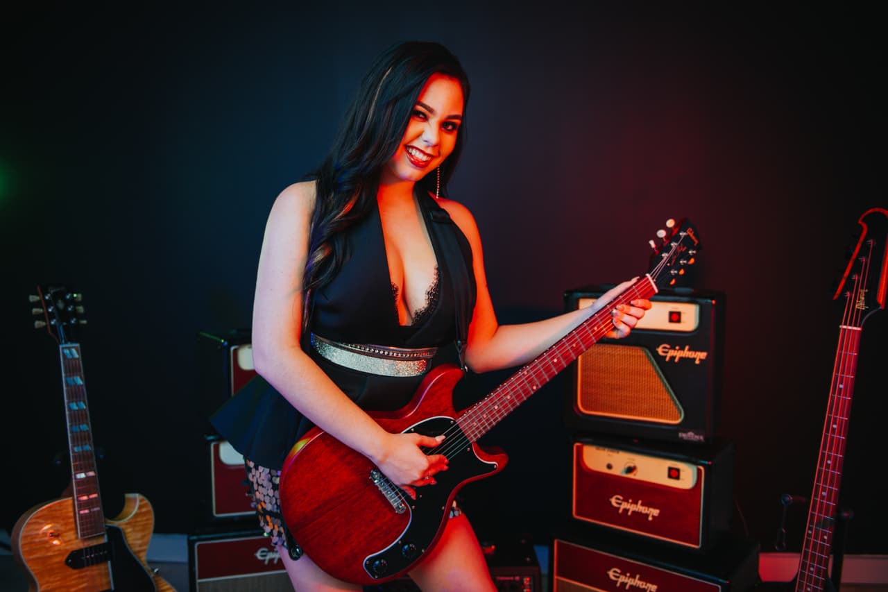 Su canción favorita es 'I am Alive', de Celine Dion, quien es su mayor inspiración.